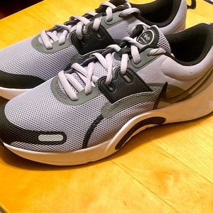 Men’s size 10 Nike shoes (never worn) with replacement box.